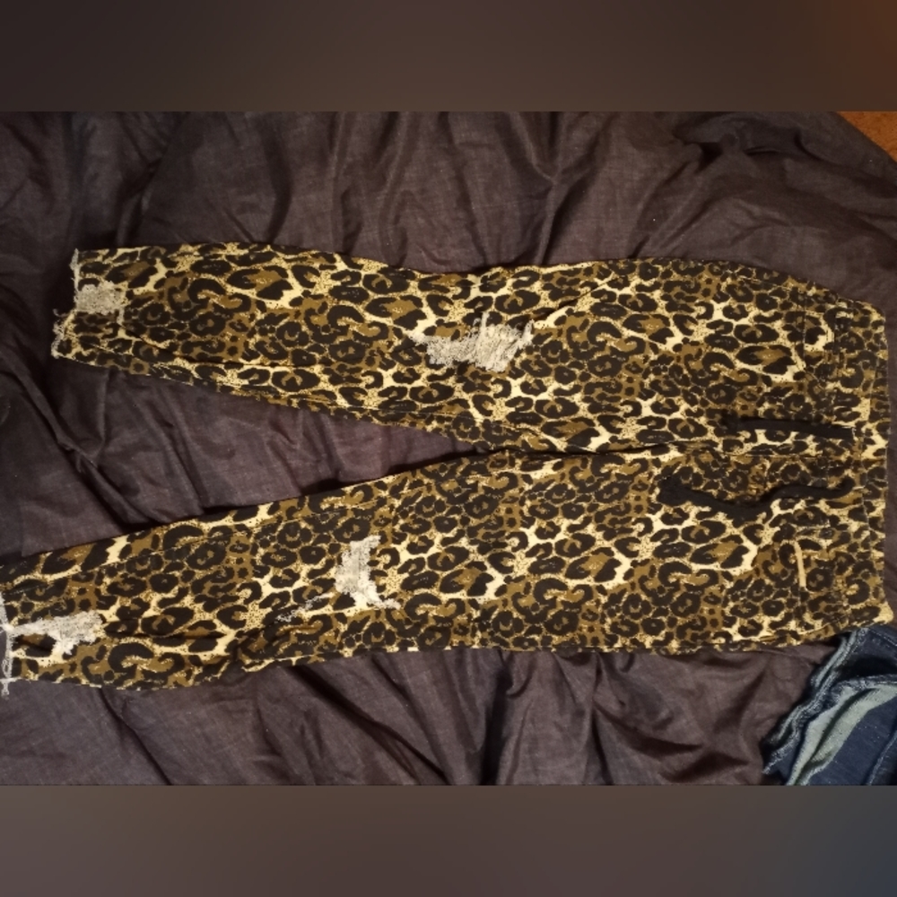 Leopard print, ripped jeggings